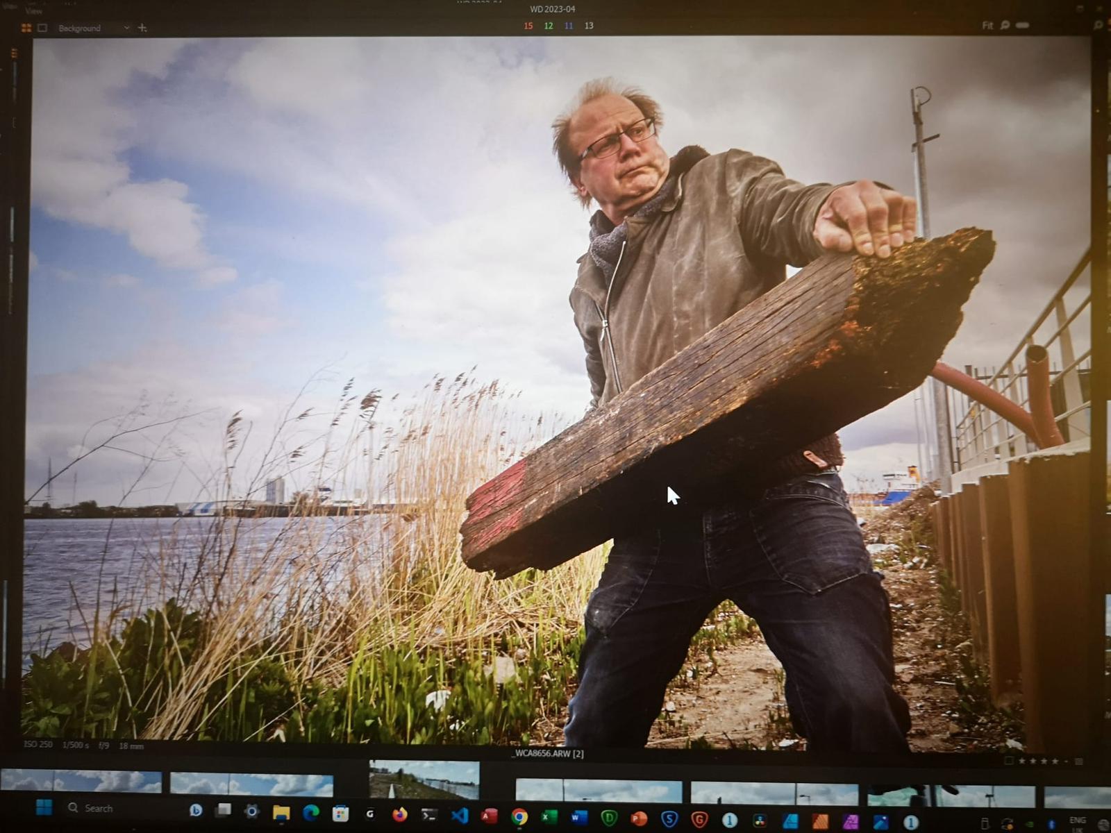 Francis ten Hove draagt een balk aan de kust